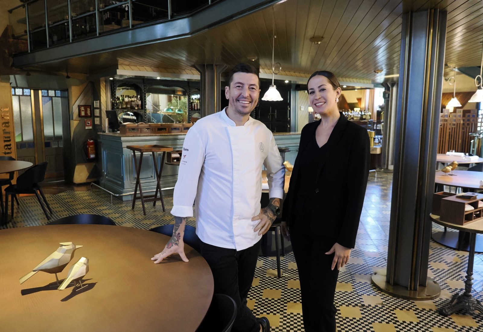 El cocinero Alex carrera con Cristina Feliu, jefa de sala, en el restaurant l’Aliança d’Anglès en La Selva. Pere Duran / Nord Media