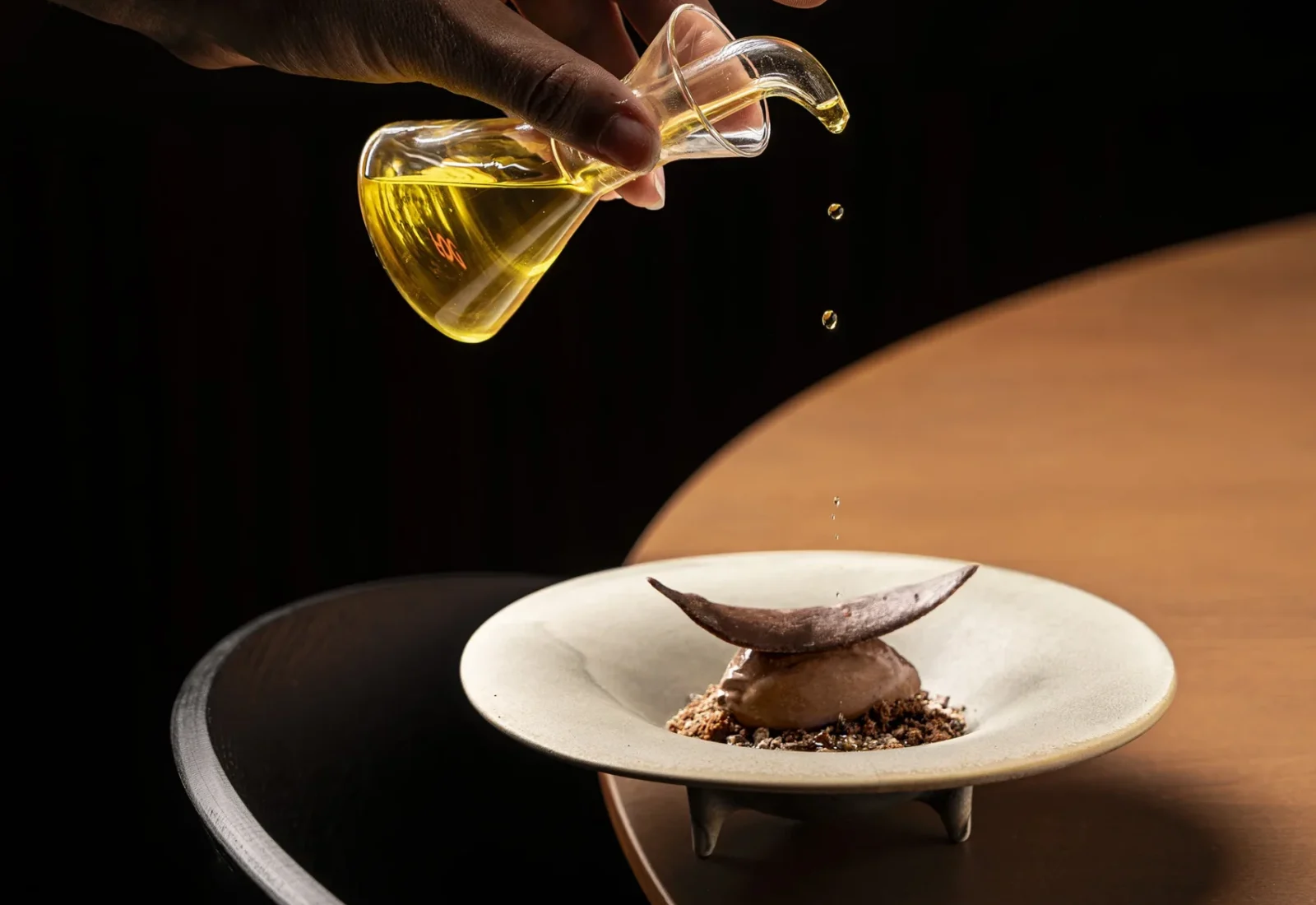 Imatge d’alta cuina amb una estètica elegant i cuidada, on el protagonisme recau en la precisió, el detall i l’experiència gastronòmica. La composició transmet l’essència d’un restaurant amb estrella Michelin a Girona amb una proposta sofisticada i contemporània.
